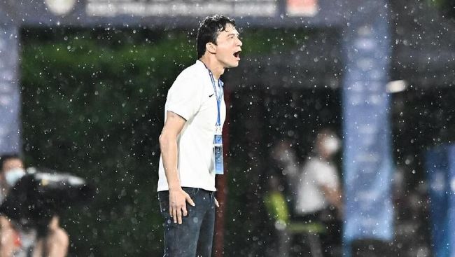 那组长惊恐万分，艰难不已的说道：你……你是武道高手？。